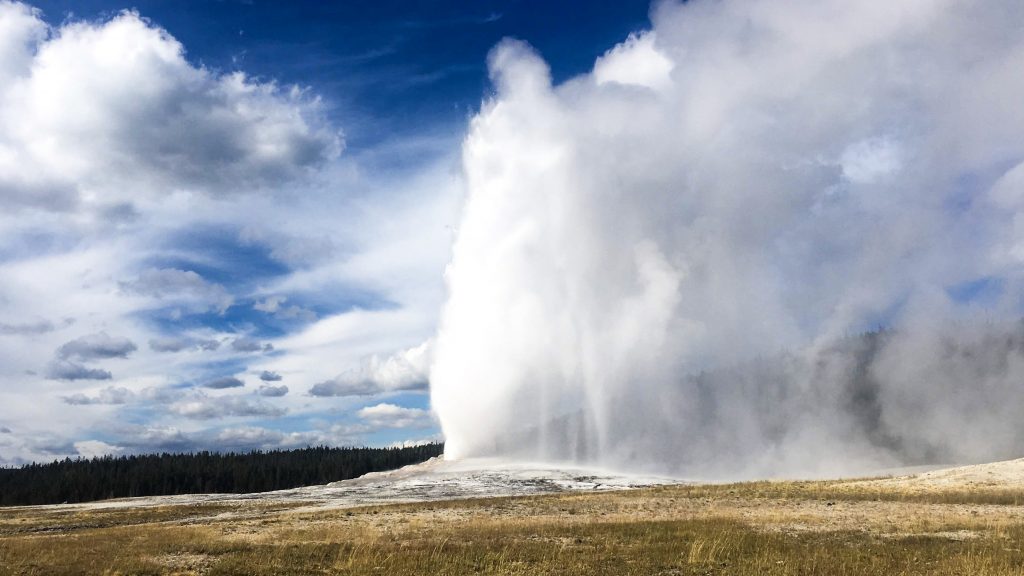 Old Faithful 2 days in yellowstone