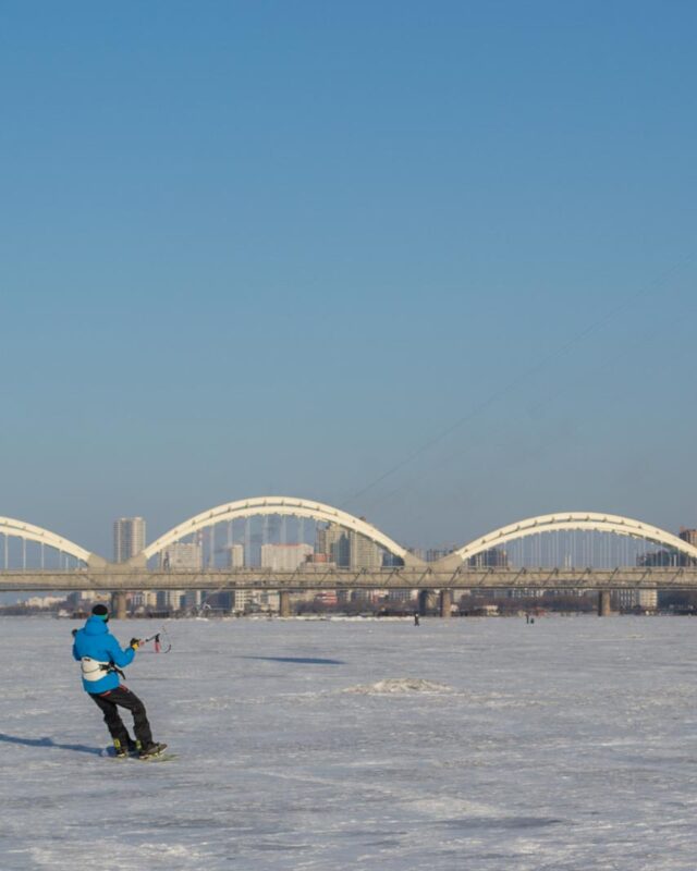 Snowkiting in Harbin, China © Jet Set Jansen