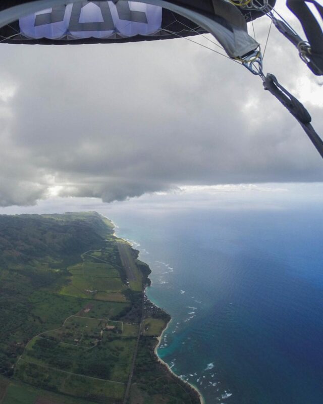 Sky Diving in Hawaii © Awkward Traveller